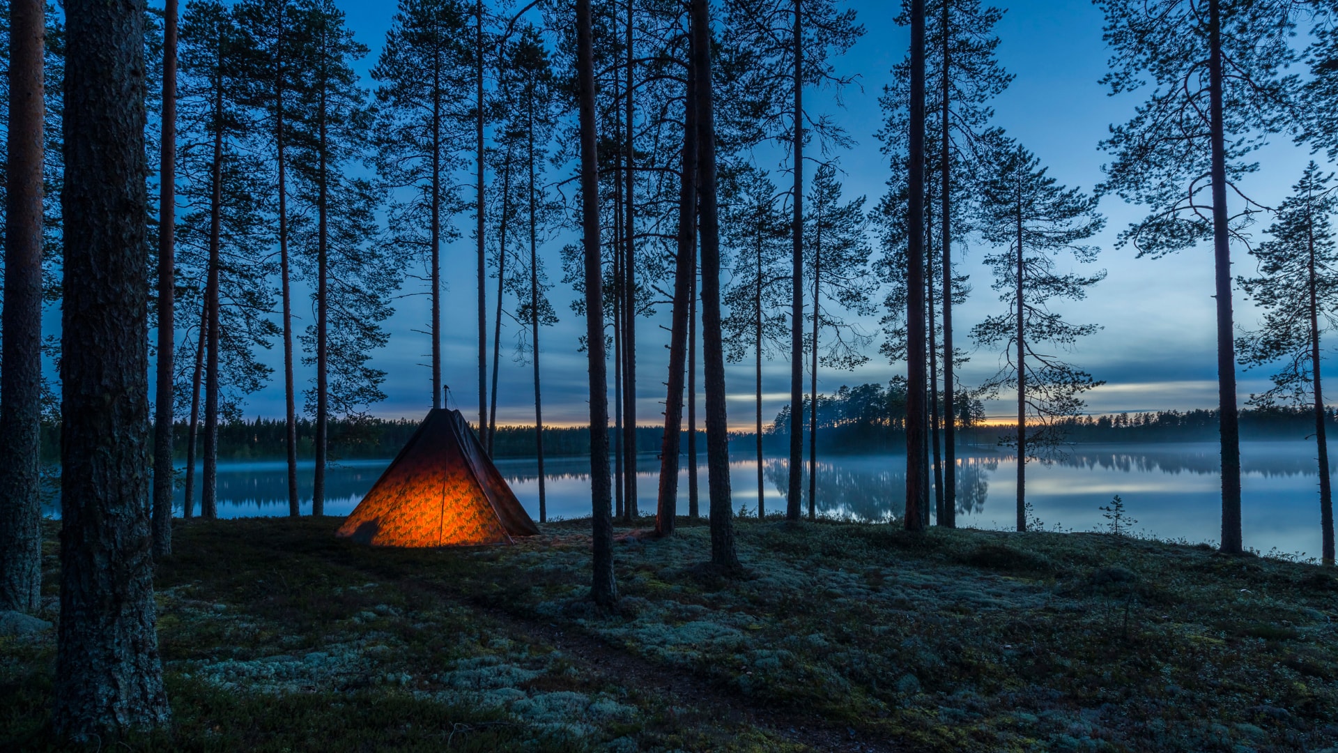 芬兰东部Muje-Oulu湖畔露营的帐篷风景