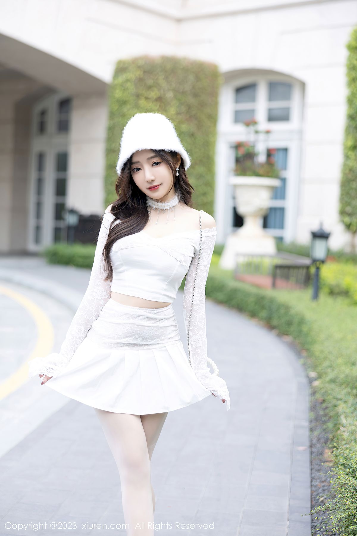 王馨瑶yanni白色上衣搭配灰丝短裙性感写真