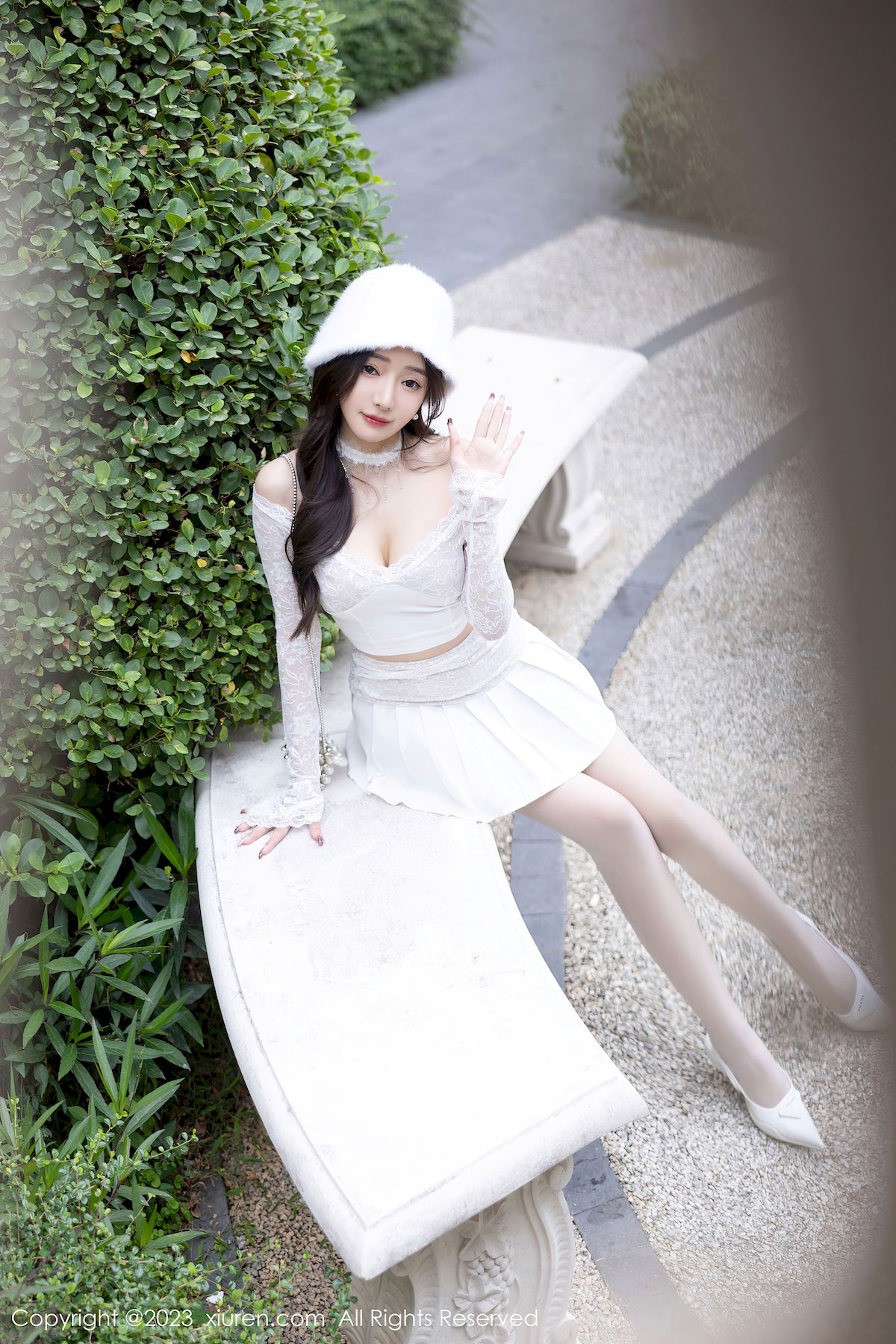 王馨瑶yanni白色上衣搭配灰丝短裙性感写真