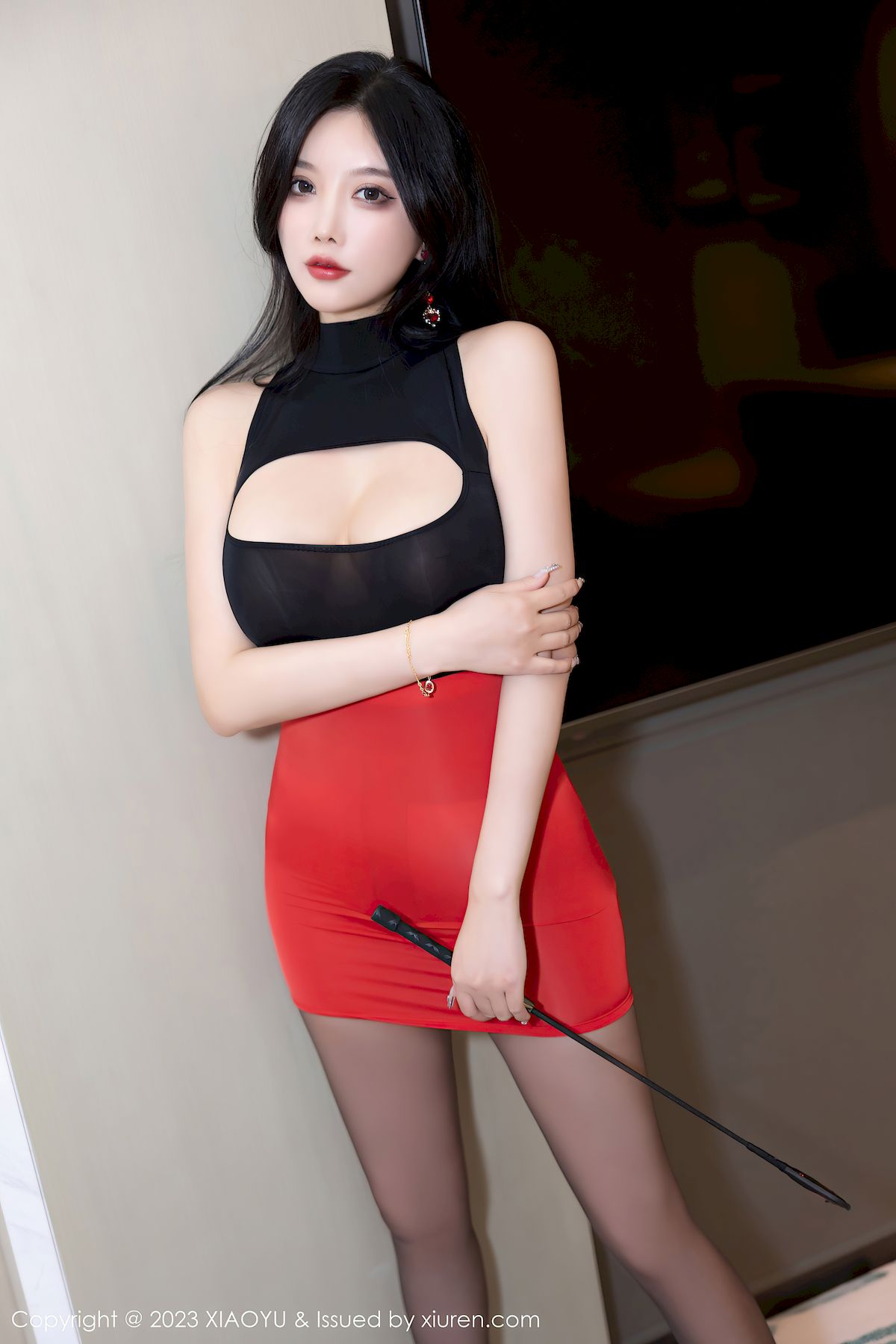 杨晨晨Yome黑色上衣搭配红色短裙性感写真