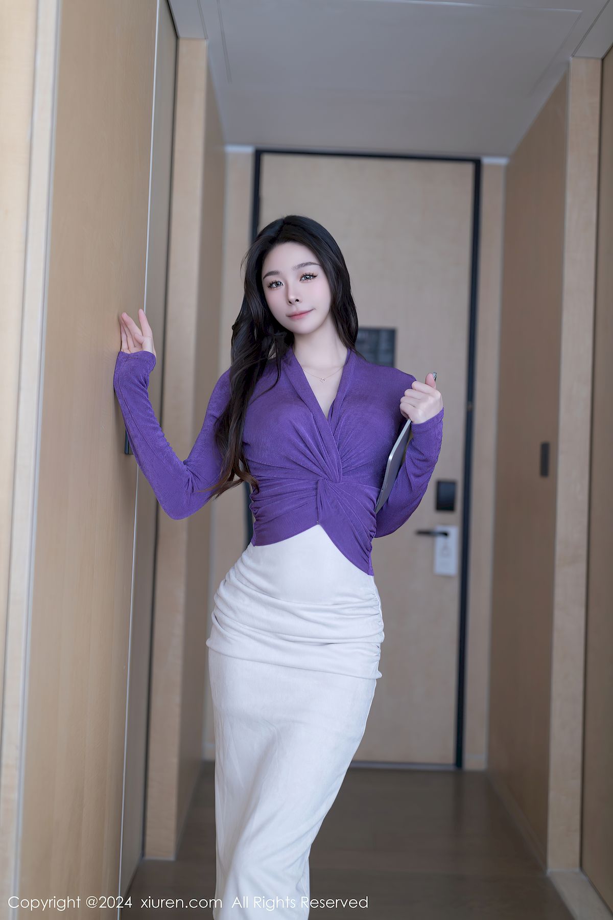 逗逗DouDou紫色上衣搭配白色长裙性感写真