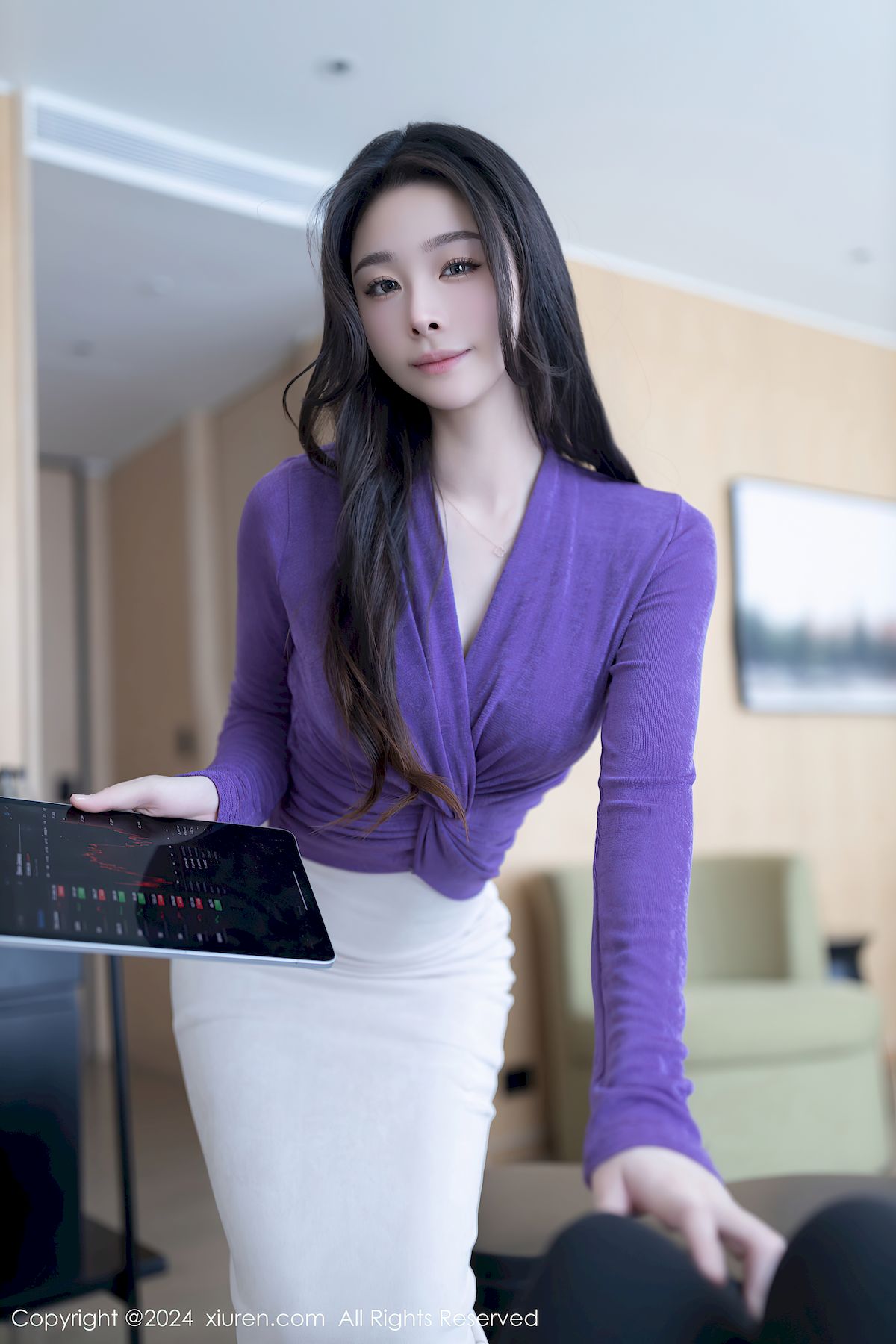 逗逗DouDou紫色上衣搭配白色长裙性感写真