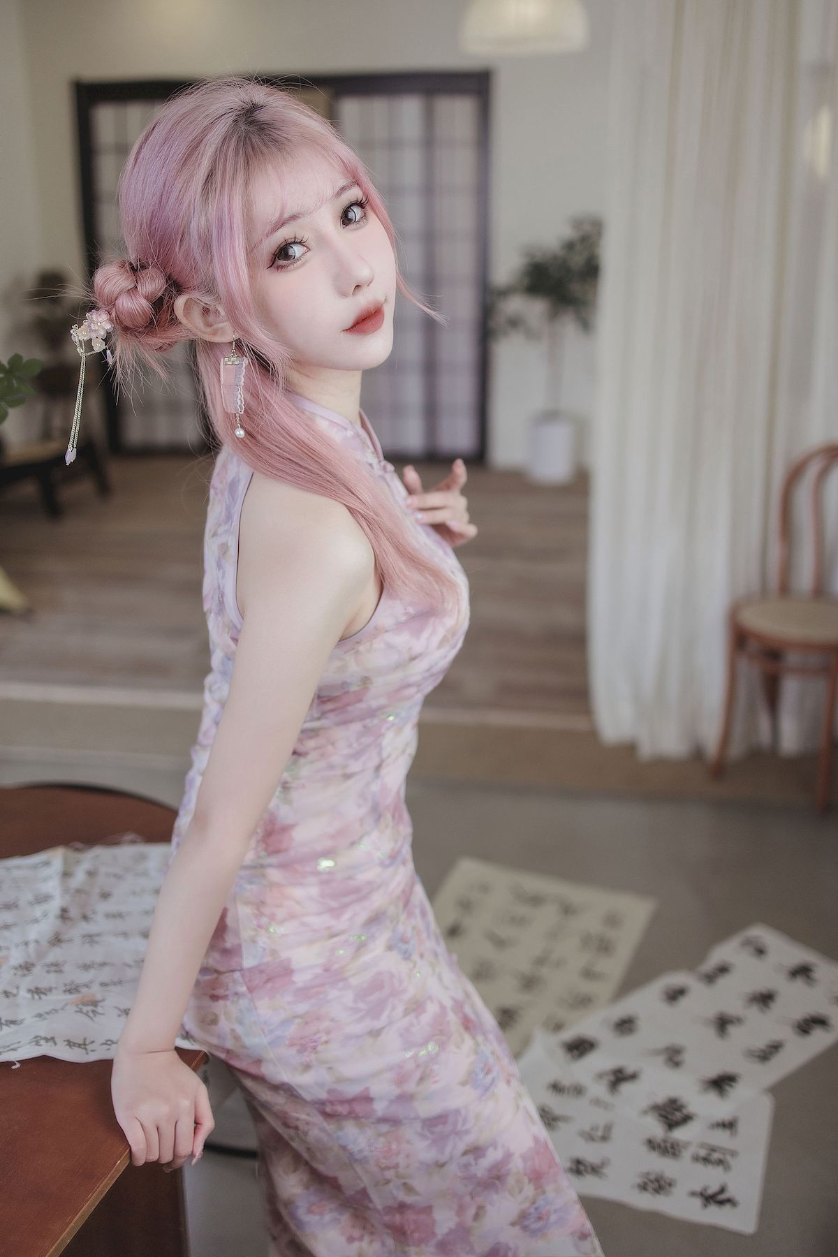 仙女月身穿粉色旗袍 粉白配真的好少女