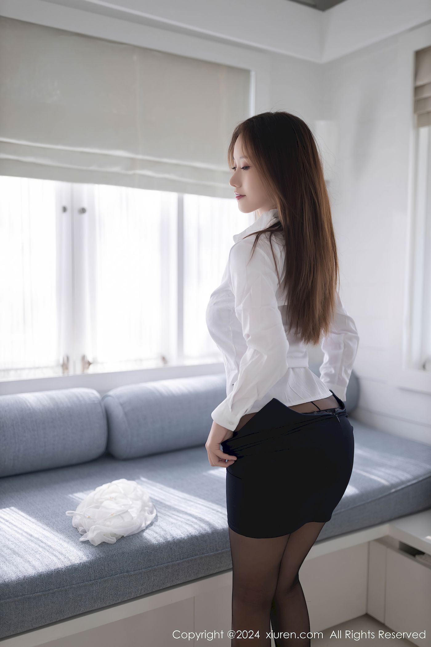 杏子Yada白衬衫搭配黑丝短裙泰国旅拍