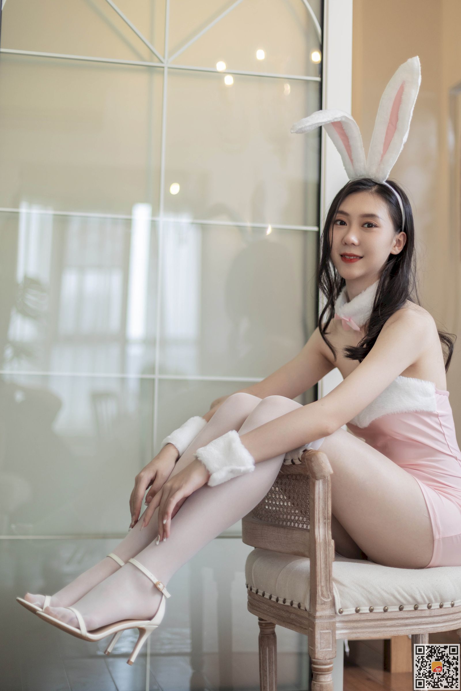 妮可可白丝美腿粉红兔女郎装扮居家写真