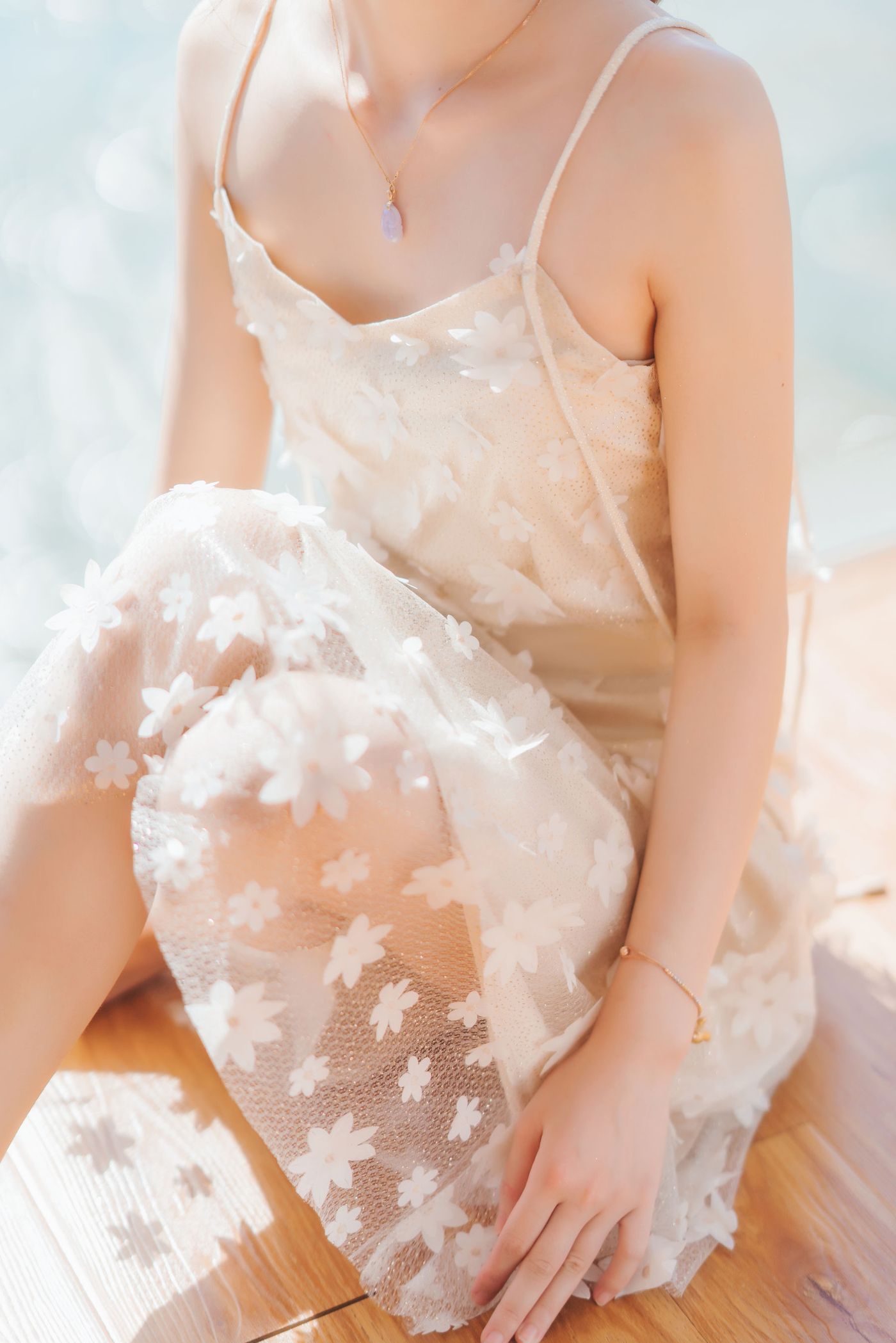 桜桃喵身穿印花吊裙玻璃窗前阳光写真