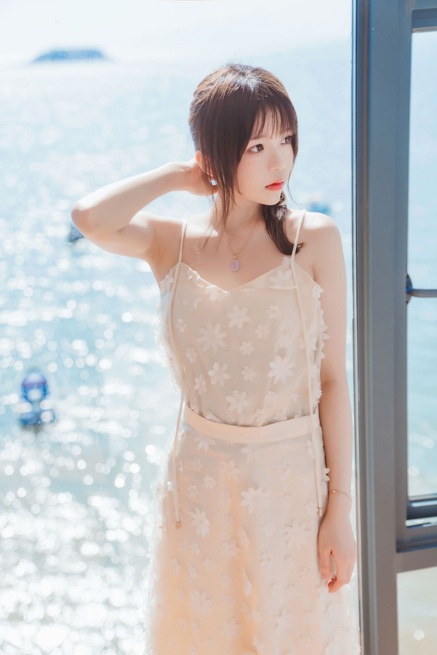 桜桃喵身穿印花吊裙玻璃窗前阳光写真