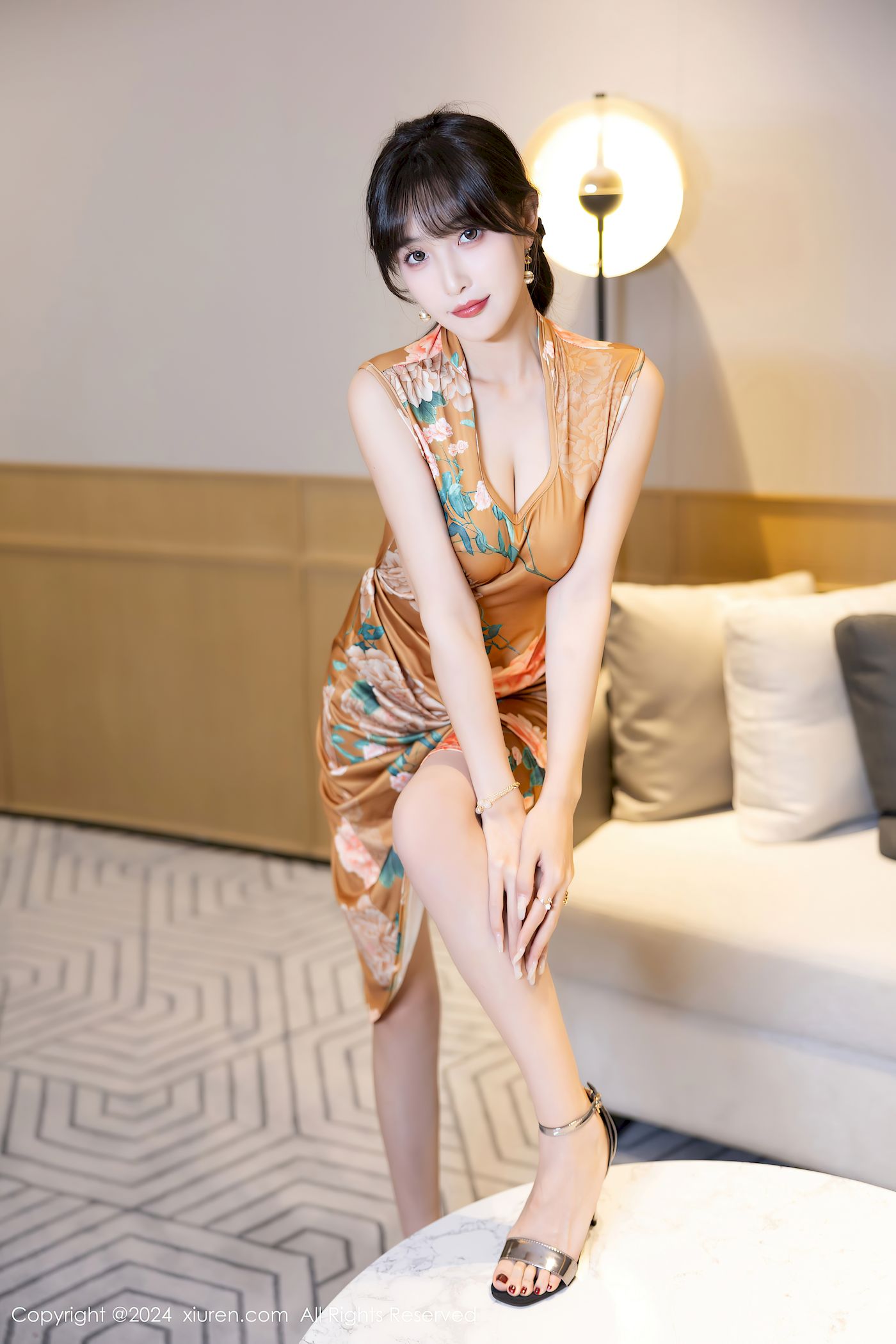 林星阑土黄带图案旗袍服饰清纯甜美性感写真