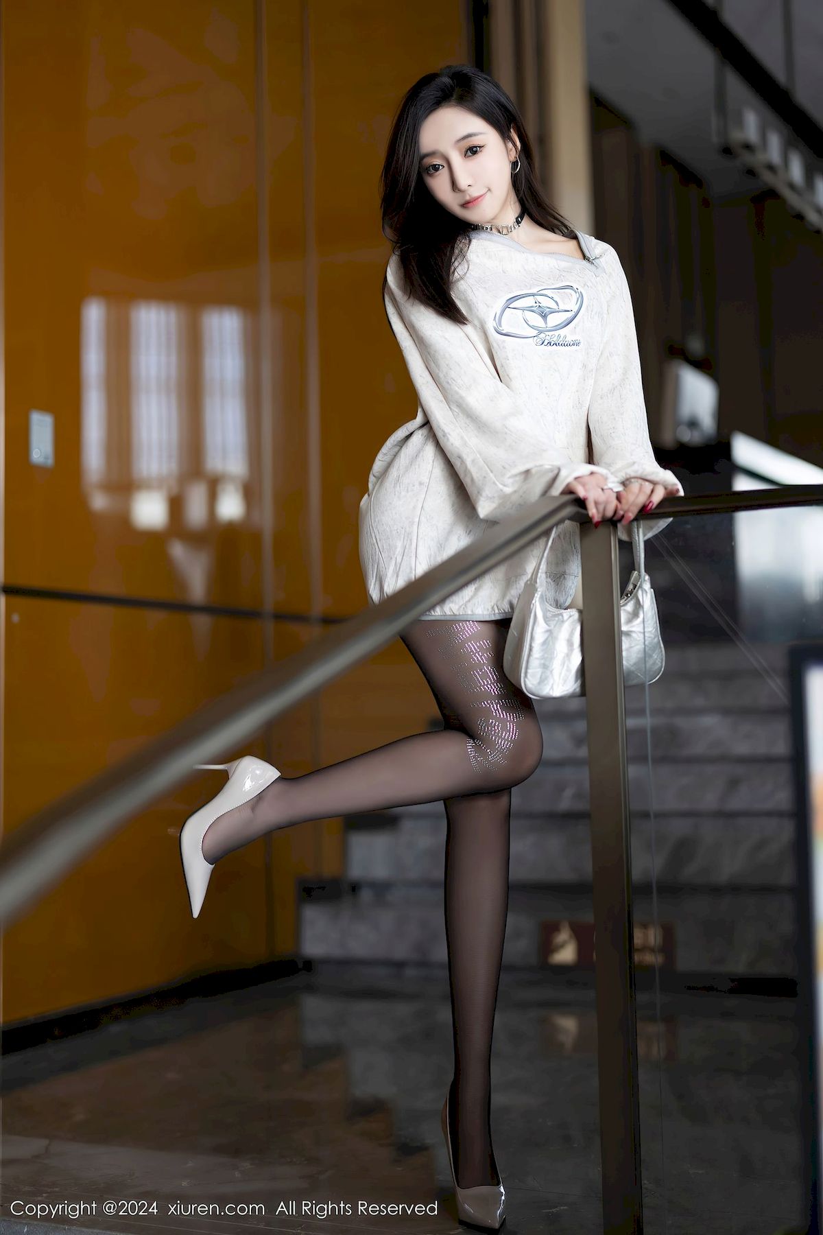 王馨瑶yanni白色服饰搭配黑丝美腿性感写真