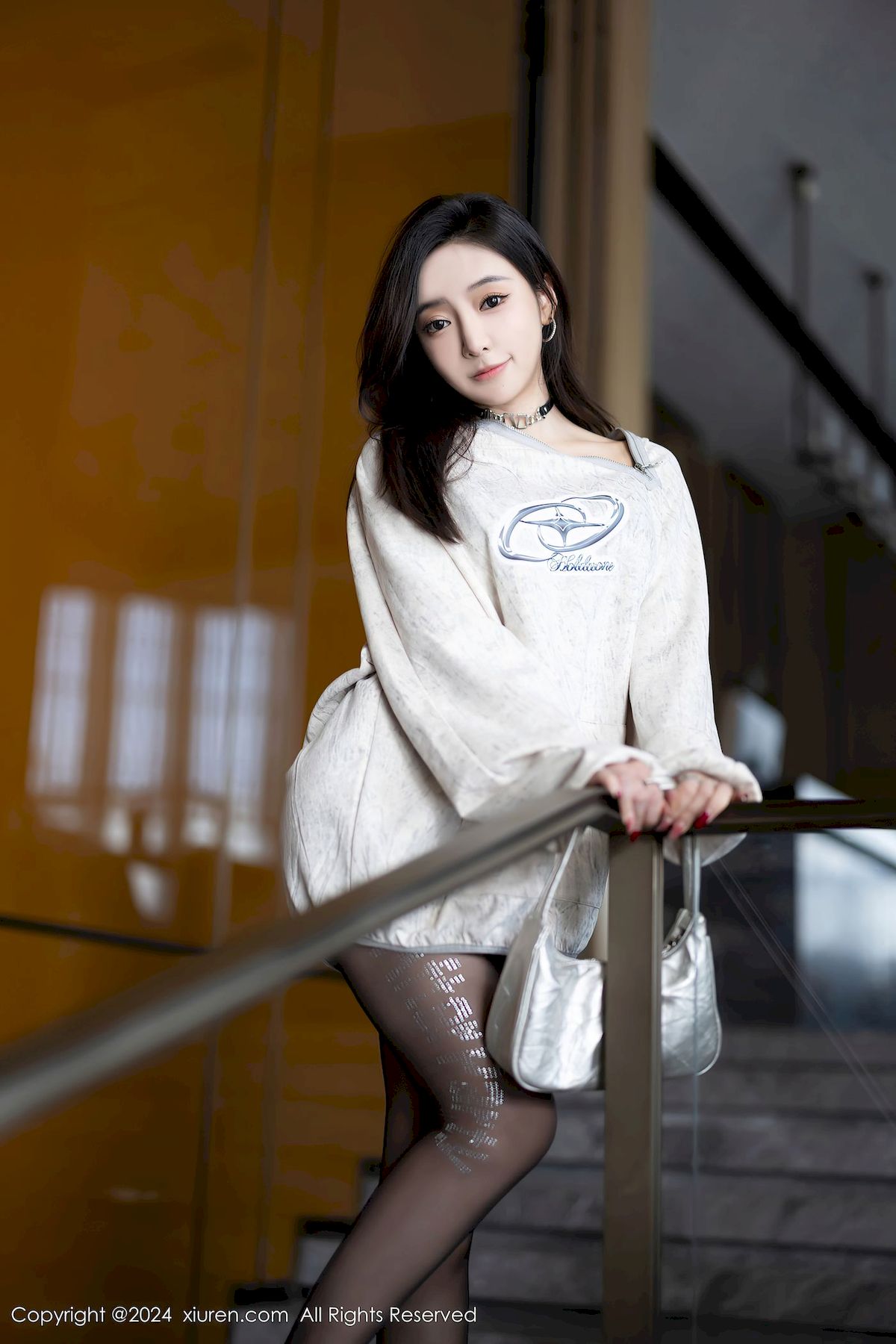 王馨瑶yanni白色服饰搭配黑丝美腿性感写真