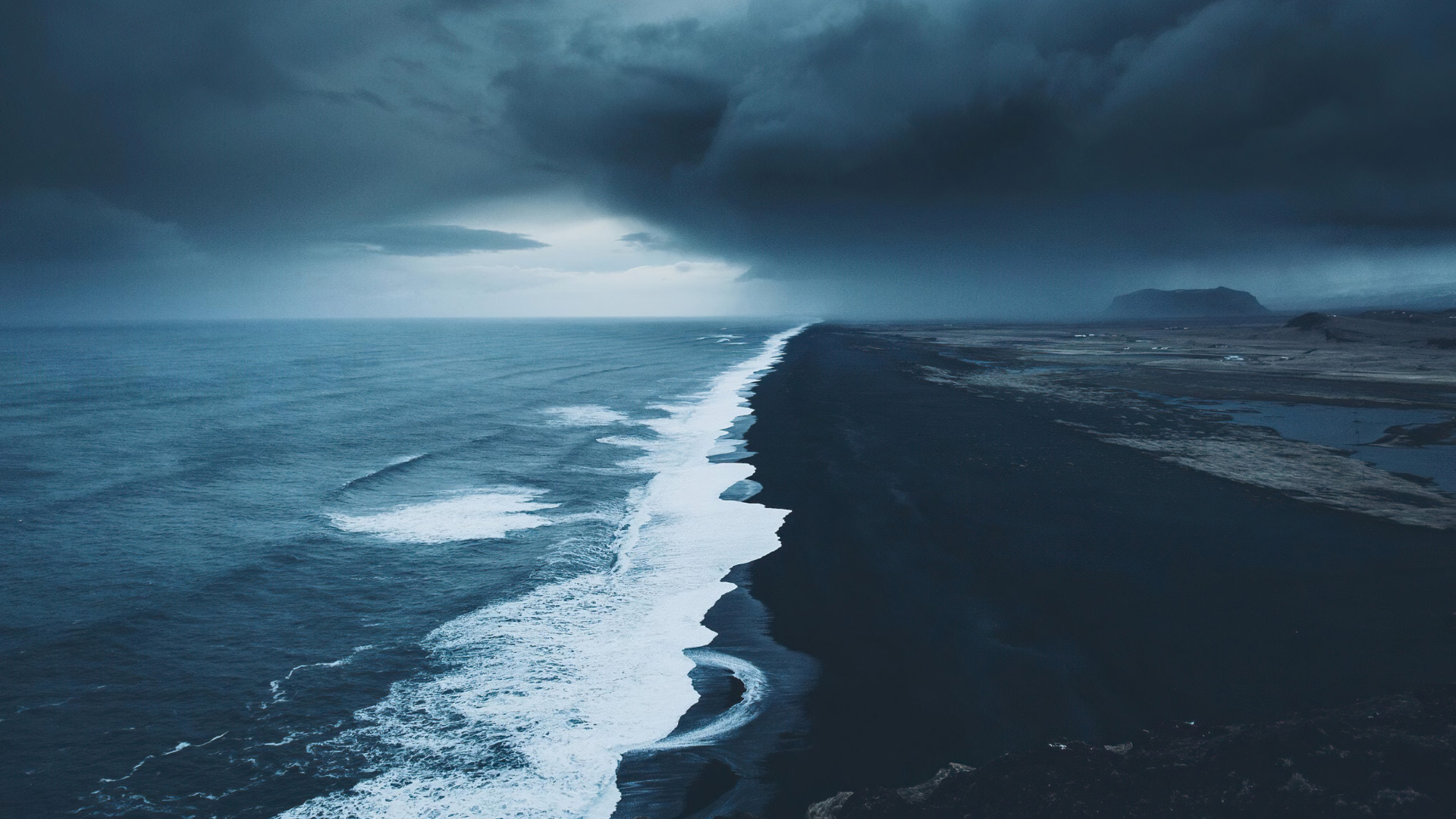 冰岛奇特黑沙滩黑白交织