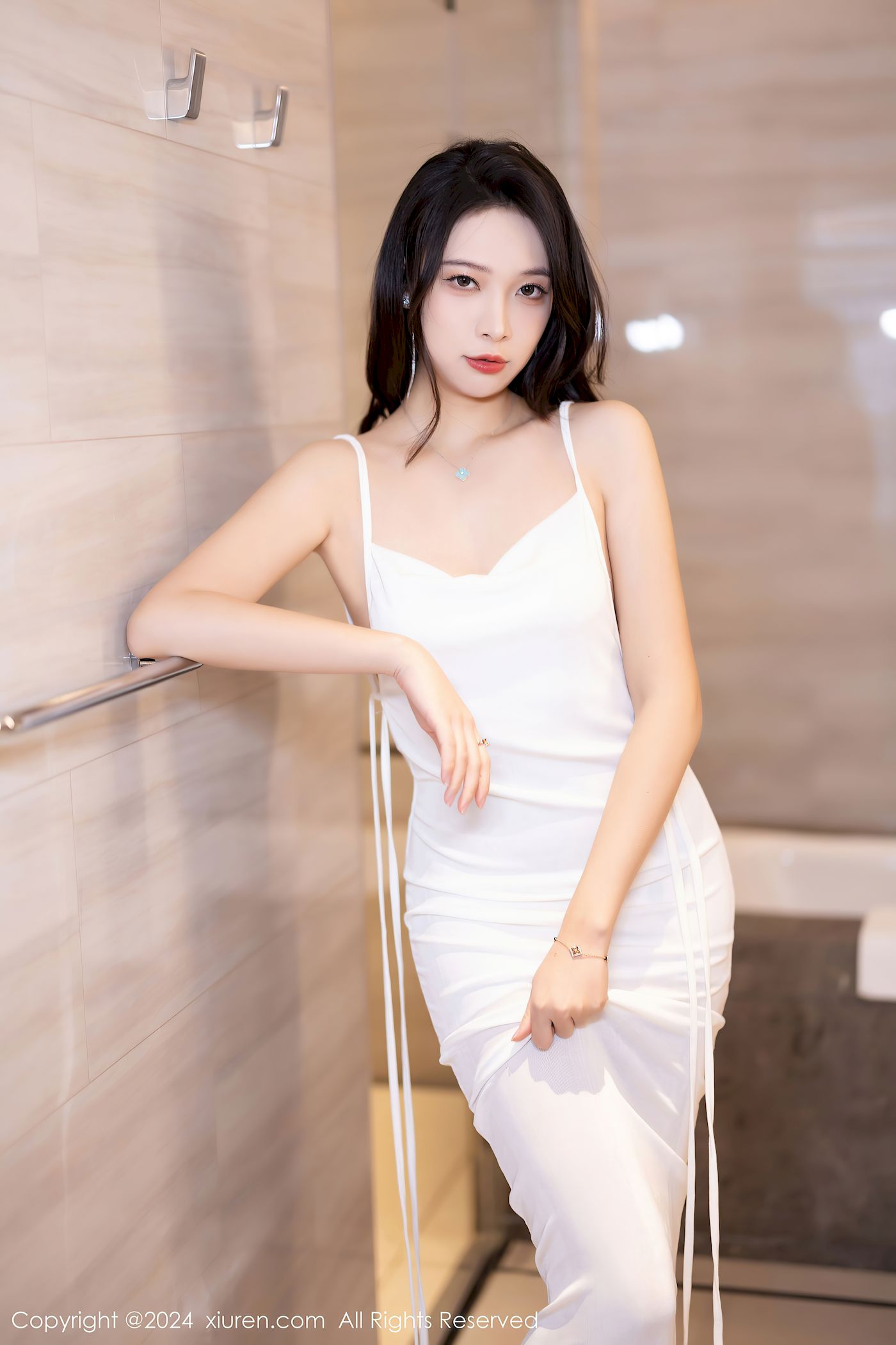 郑颖姗Bev白色长裙搭配高挑身材性感写真