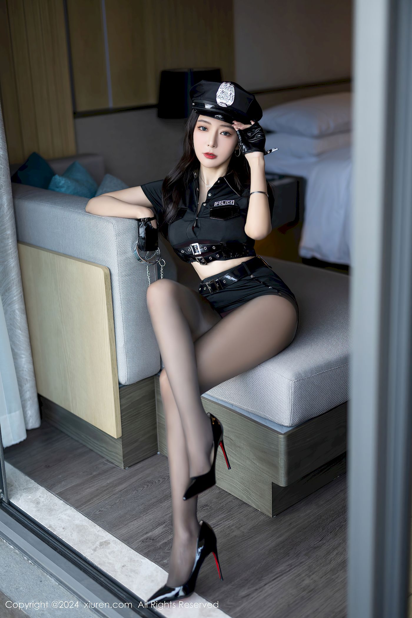 王馨瑶yanni黑色警官制服搭配魅惑黑丝性感写真