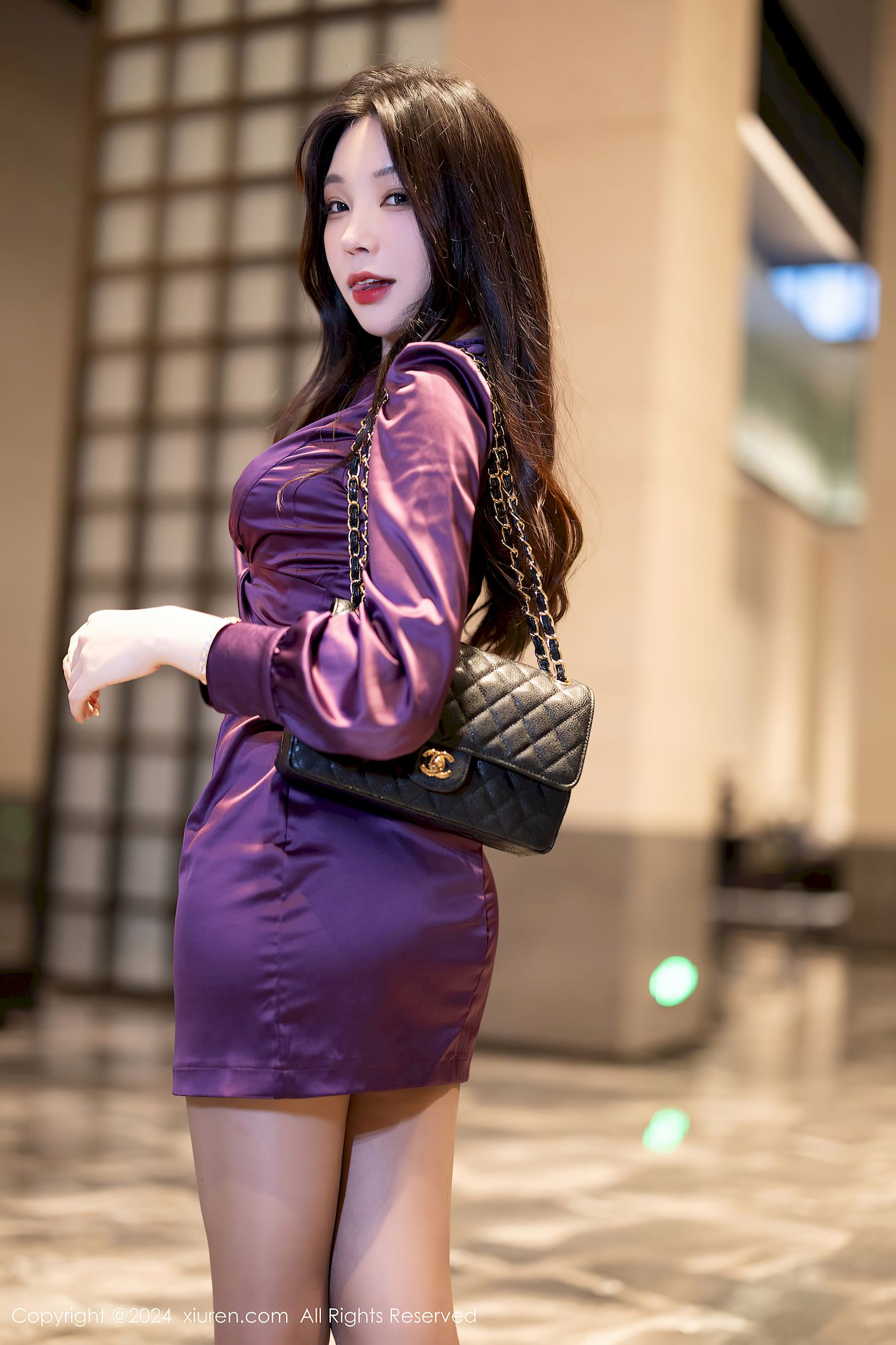 徐莉芝Booty紫色连衣短裙黑色网袜性感写真